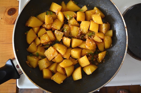 patate in padella cuocendo