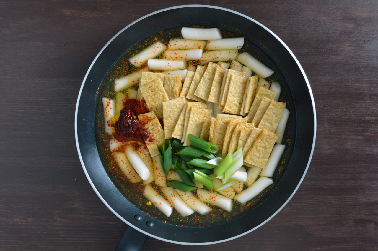 tteokbokki ingredienti in padella