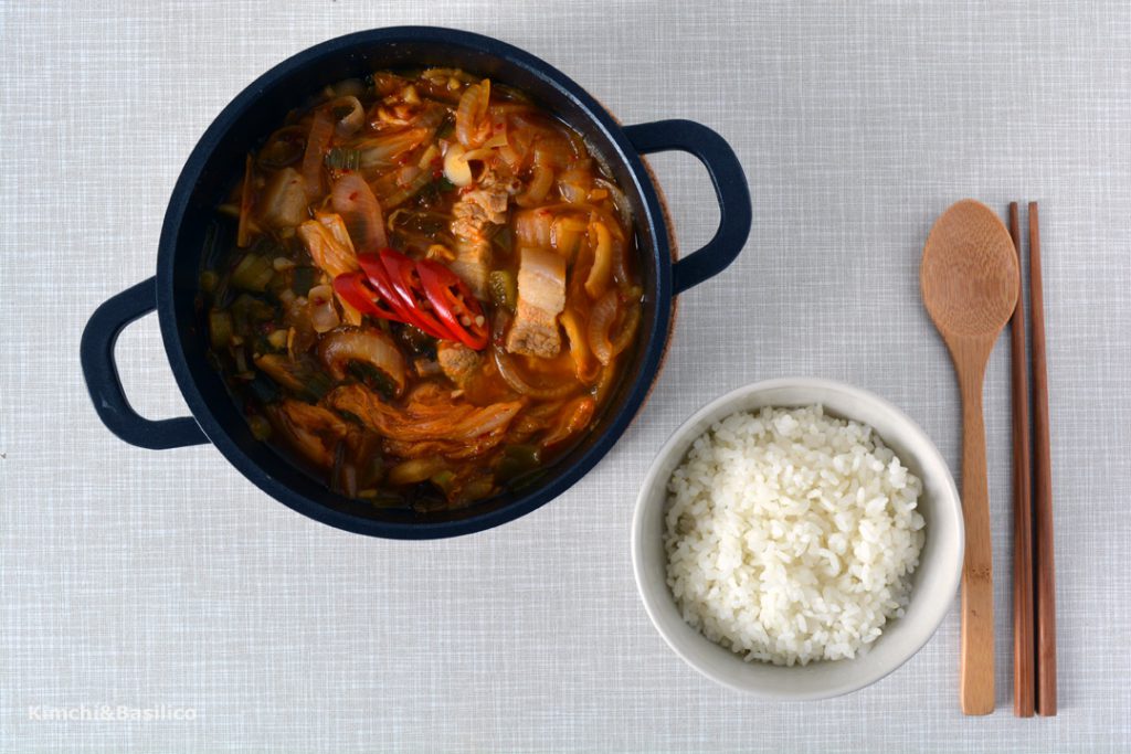 kimchijjigae stufato di kimchi evidenza