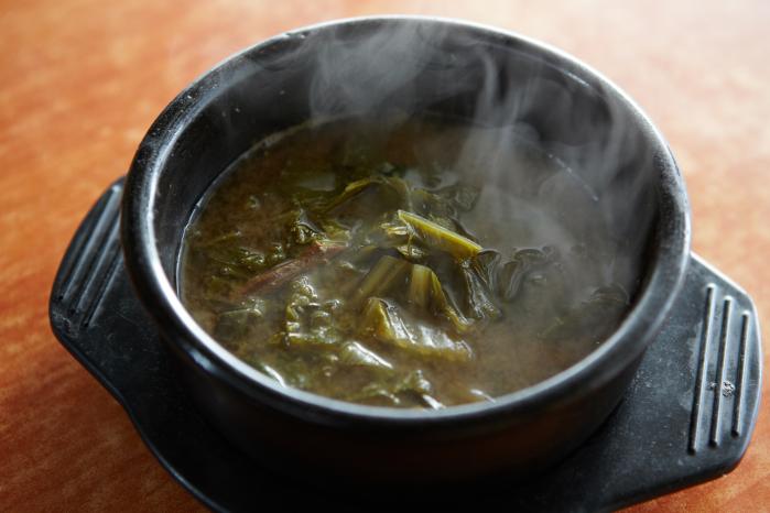Siraegiguk zuppa di foglie di rafano